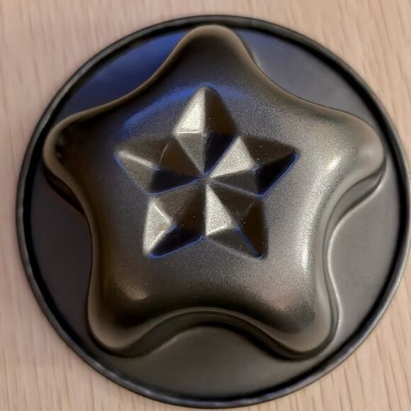 Set of 4 Christmas shaped mini cake pans. NWOT - Picture 5 of 6